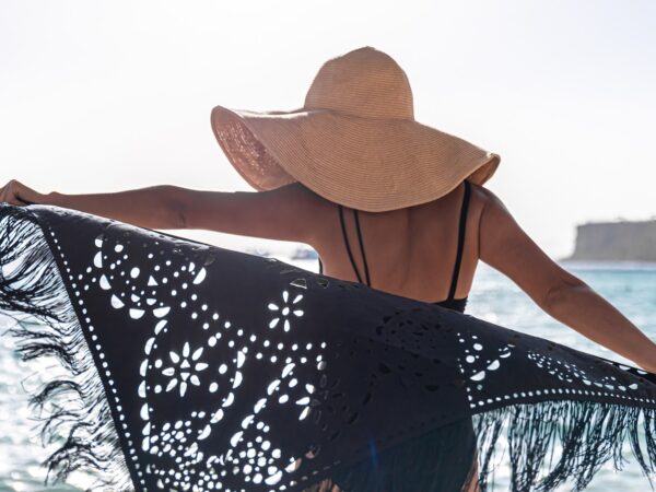 Saída de praia: por que esse item é essencial na moda praia feminina?