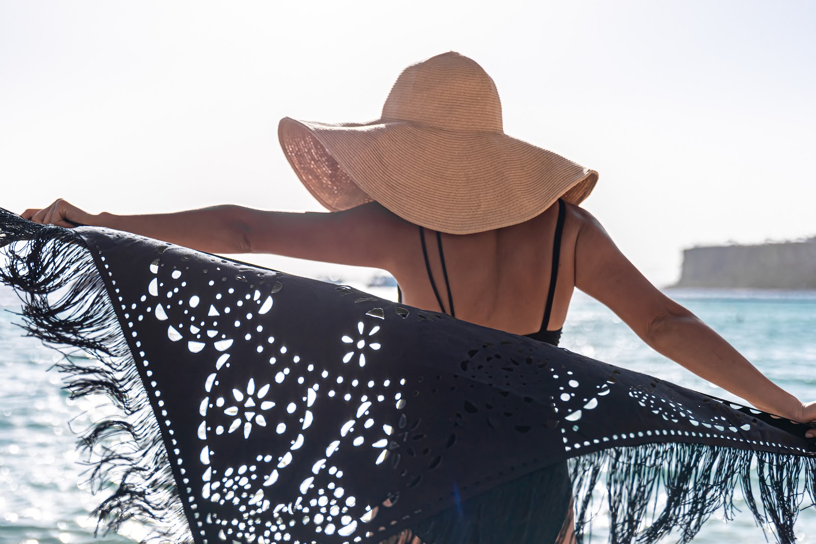 Saída de praia: por que esse item é essencial na moda praia feminina?